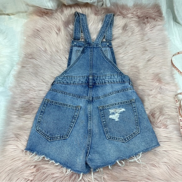 Divided size 2 jean short overalls with a distressed style - Picture 7 of 16